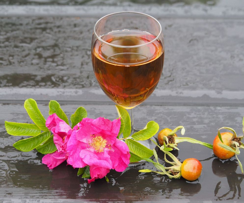 Domowe wino z dzikiej róży: klasyczny przepis na wino różane