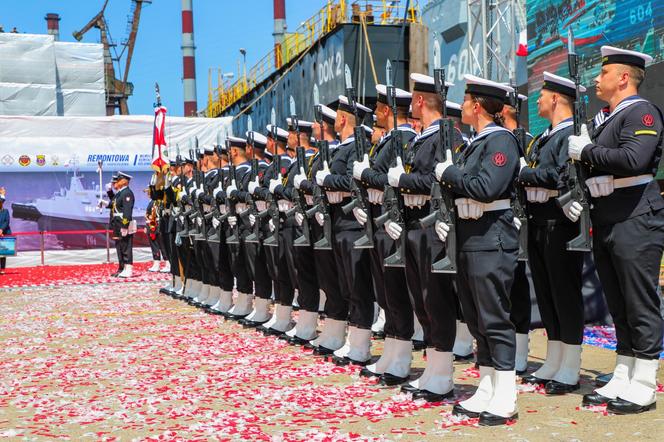 Wodowanie i chrzest przyszłego ORP Jaskółka