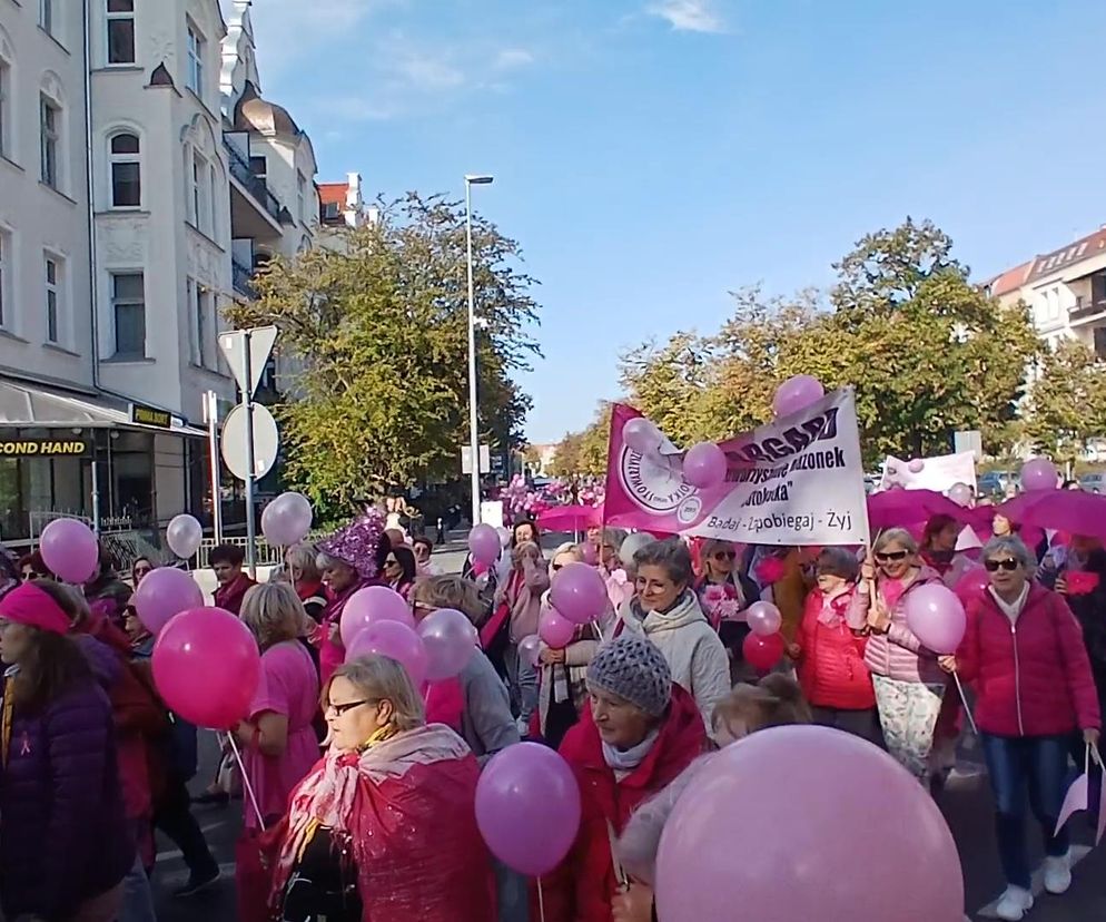 W centrum miasta zrobiło się różowo. Ulicami Szczecina przeszedł Marsz Różowej Wstążki