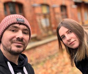 Co za przemiana! Daniel Martyniuk z żoną i dzieckiem na spacerze