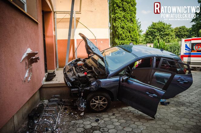 Groźny wypadek w Ełku. Samochód z małym dzieckiem wjechał w budynek szkoły