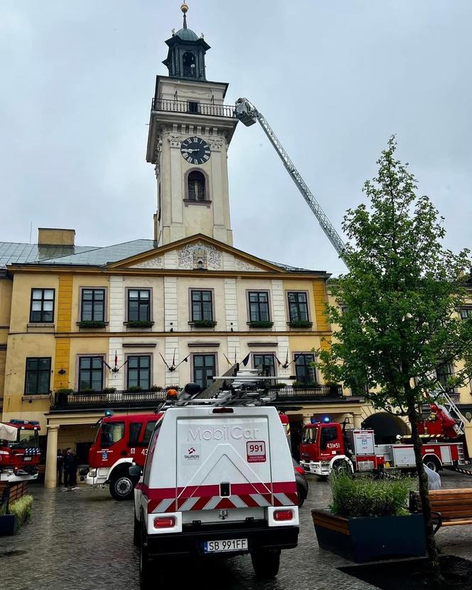 Pożar wieży ratuszowej w Cieszynie. Z Ratusza ewakuowano pracowników i petentów