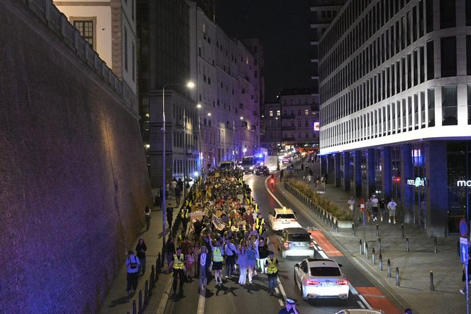 Przeszli przez Warszawę w piżamach i kapciach. Krzyczeli "Chcemy spać!"