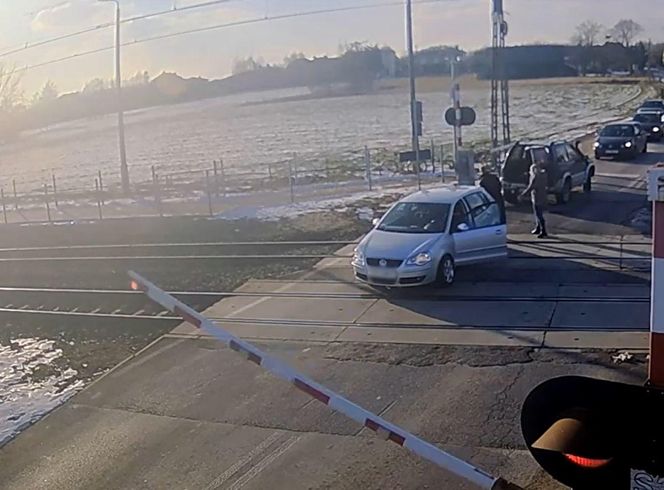 Sekundy dzieliły kierowców od tragedii. Odholowywali zepsute auto z torów po zamknięciu szlabanów