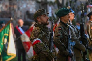 Uroczystości upamiętniające 80 rocznicę upadku Powstania Warszawskiego pod Redutą Banku Polskiego w Warszawie