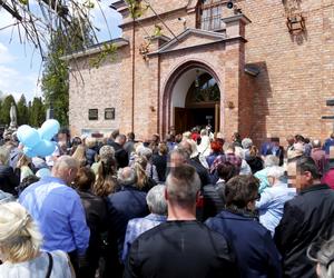 Tłumy żegnały Kamilka z Częstochowy. W niebo poleciały baloniki, po policzkach płynęły łzy