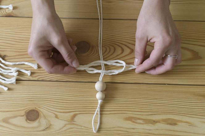 Instrukcja wykonania piórka boho ze sznurka – krok 11.