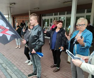 Protest „Ani Jednej Więcej” w Łomży. Kilkanaście osób zgromadziło się pod szpitalem wojewódzkim [ZDJĘCIA]
