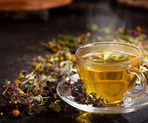 Co na przejedzenie? Prosty przepis na ziołową herbatkę z trzech składników, która przyniesie ulgę!