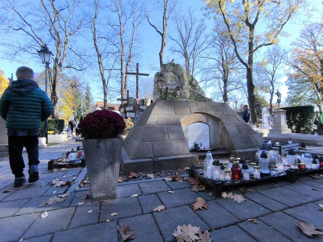 Słoneczna pogoda sprzyjała. 32. Kwesta Na Odnowę Zabytków Starego Cmentarza w Tarnowie