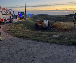 Poważny wypadek pod Łomżą. Bus wypadł z drogi. Wielu poszkodowanych