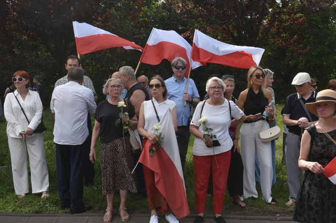 Marsz Milczenia dla Klaudii w Toruniu. „Niech nasza cisza przemówi głośniej niż słowa” [GALERIA]