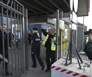 Komornicy na Modlińskiej. Nerwowe starcie przy hali na Białołęce. Ostry konflikt kupców z zarządcą hali