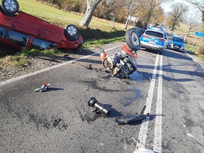 Wypadek fiata pandy i ciągnika w Samoklęskach. Traktor rozpadł się na dwie części