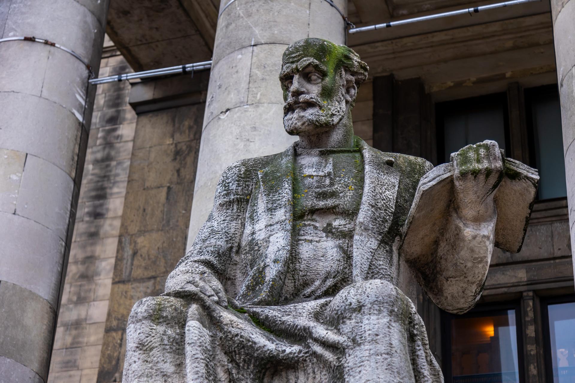 Zobacz najbrudniejsze warszawskie budynki - zdjęcia. Wypiękniałyby, gdyby je umyć