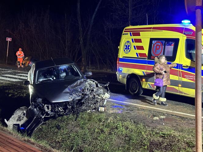 Nastolatek wymusił pierwszeństwo. Z auta wyleciał fotelik dla dziecka. Trzy osoby ranne, w tym 5-letni maluszek