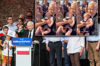 Jarosław Kaczyński z dzidziusiem na rękach, ależ on go tuli 