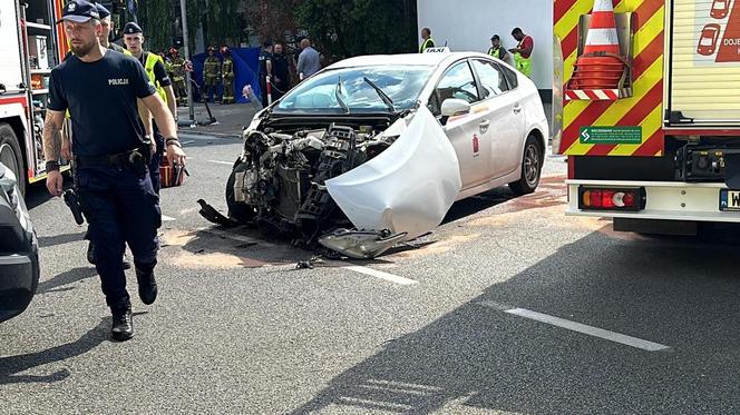 Wypadek na Mokotowie. Auto dachowało i wpadło w grupę ludzi! Są ciężko ranni