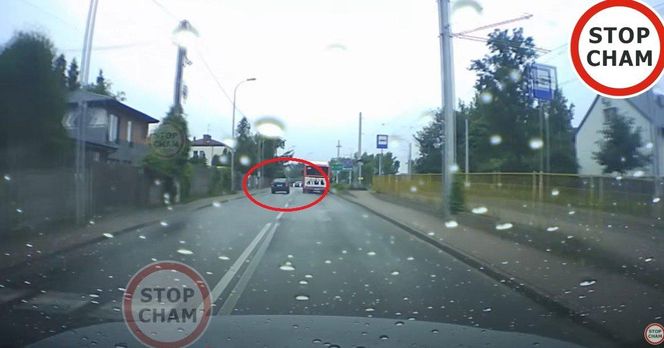 Kierujący oplem potrącił mężczyznę