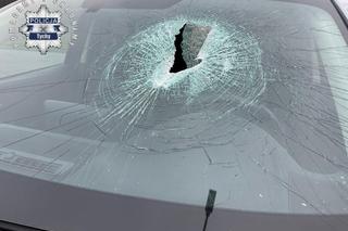 Śląskie: odłamek asfaltu przebił szybę i zranił kierowcę!