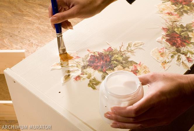 Ozdabiamy komodę techniką decoupage