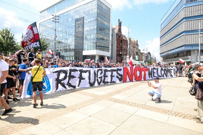 Protest przeciwko imigrantom.Tysiące kibiciów na ulicach Katowic