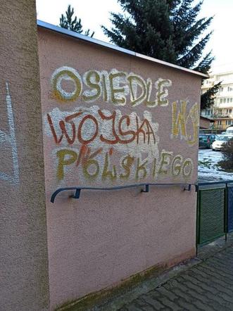 Zniszczone ściany bloków GSM w Nowym Sączu