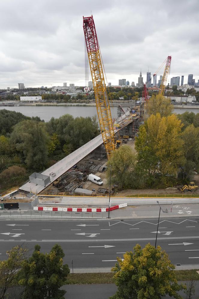 Nowy most pieszo-rowerowy w Warszawie połączył brzegi Wisły