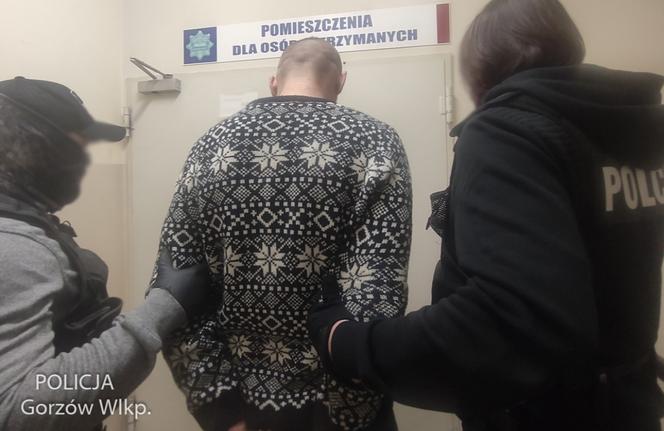 Gorzów. Wpadł do MONOPOLOWEGO z TYM w ręku! Pościg z psem tropiącym zakończony w centrum miasta! [ZDJĘCIA]