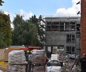 Pożar dachu budowanego budynku straży pożarnej. Zdjęcia z miejsca zdarzenia