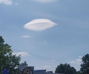 O krok od tragedii na Mazowszu. Roman wypadł z drogi, bo fotografował chmurę w kształcie UFO