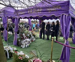 Świecki pogrzeb Tomasza Komendy. Modlitwy nad grobem jednak nie zabrakło 
