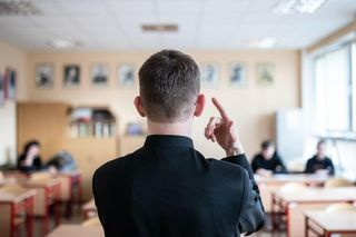 Religia odsunięta na pierwszy, albo ostatni plan. Kościół grzmi