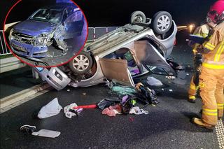 Toyota skończyła jazdę na dachu, kierowca opla leżał koło auta. Niebezpieczny wypadek pod Wrześnią