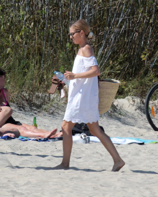 Kasia Tusk w bikini na plaży z rodziną
