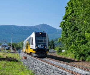 Pociągiem prosto pod Śnieżkę! Karpacz po 25 latach wrócił na kolejową mapę Polski. Zobacz zdjęcia