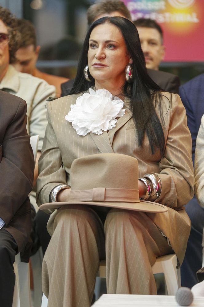 Kayah niczym bogata wdowa po gangsterze. A to garnitur z sieciówki!