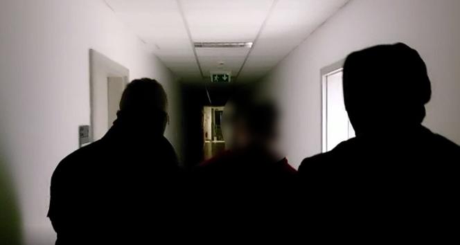 Sądecczyzna. Urządził krwawą jatkę w Sylwestra! 18-latek ciężko ranił dwóch mężczyzn. Na koniec potrącił policjanta