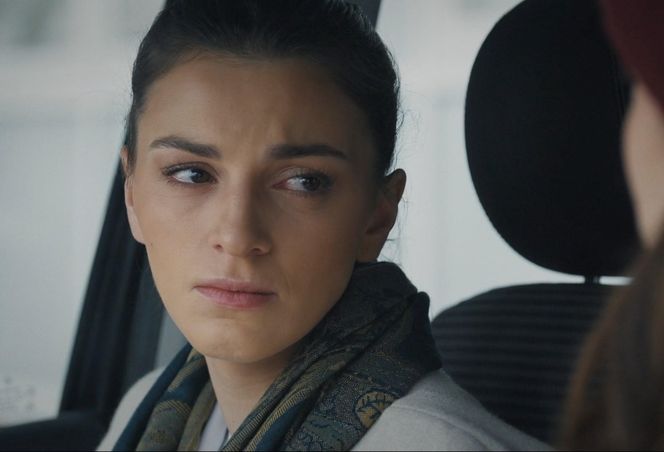 M jak miłość odcinek 1871 ostatni - finał sezonu. Kasia (Paulina Lasota), laborantka Anna Sokołowska (Katarzyna Russ) 