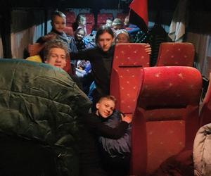 Autobus 15-osobowej rodziny zastępczej z Zabrza spłonął w drodze. Z pomocą przyszli dobrzy ludzie