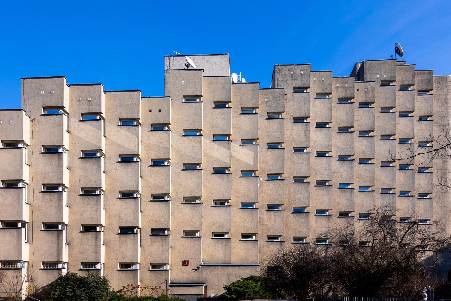 Blok PRL na ul. Koziej 9 - zobacz budynek, który z zmienia się wraz z punktem widzenia