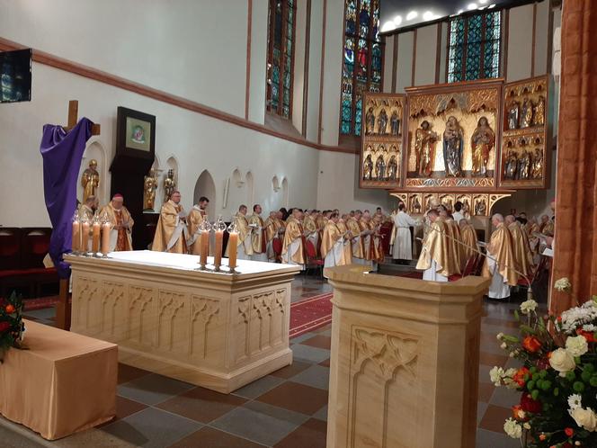Msza Krzyżma sprawowana jest raz w roku w Wielki Czwartek rano w kościele katedralnym, gromadząc księży z całej diecezji
