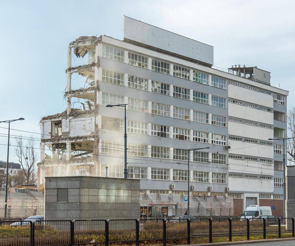 Wyburzanie dawnej fabryki Polfy w Warszawie pod budowę NOHO ONE