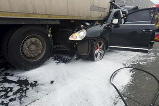 Potworny wypadek na S8 pod Zduńską Wolą! Porsche wjechało pod tira