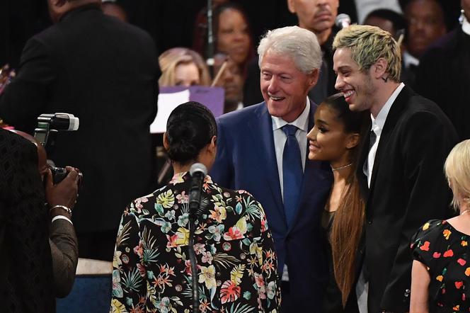 Ariana Grande i Pete Davidson z Billem Clintonem