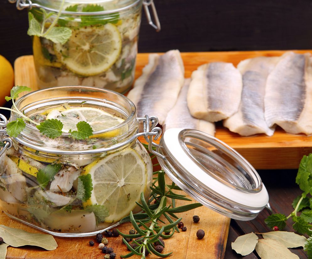 Śledzie z cytryną i ziołami: sprawdzony przepis