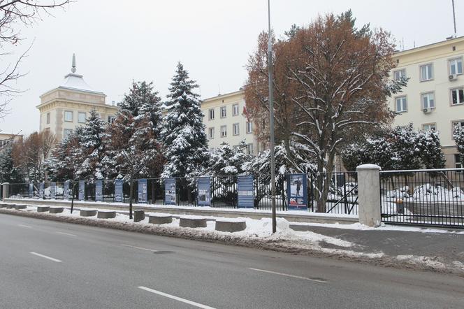 Pocisk z granatnika rozsadził strop budynku Komendy Głównej Policji. Komendant trafił do szpitala. Czasowo stracił słuch