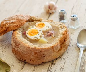 Jak przygotować chleb do żurku? Jak wydrążyć i co zrobić, żeby chleb nie rozmiękł? 