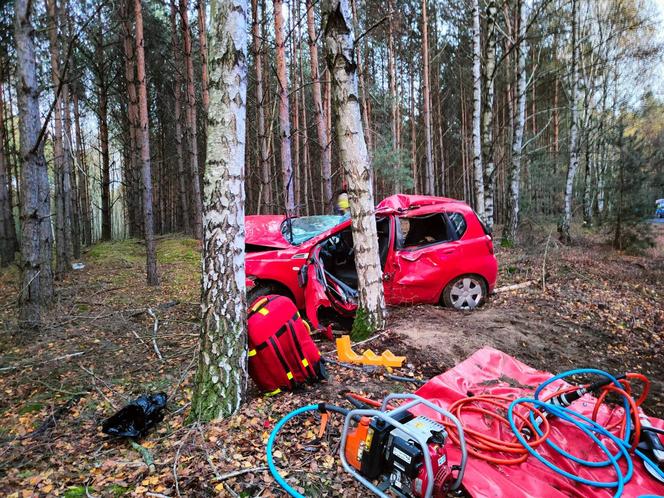 Tragiczny wypadek pod Środą Wielkopolską. Samochód wypadł z drogi i rozbił się na drzewach