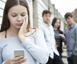 Cyberprzemoc (cyberbullying, cyberstalking): czym się objawia i jakie są jej rodzaje? Jak reagować na cyberprzemoc?